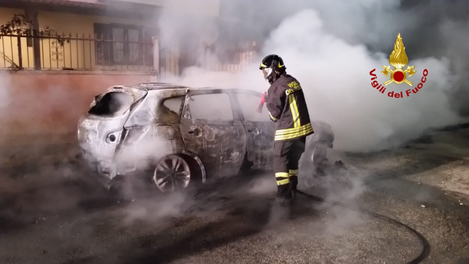 Fiamme nella notte a Dolianova, distrutte due auto in sosta: paura per un’abitazione vicina