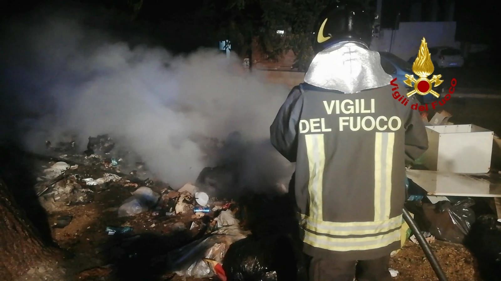 Cagliari, fiamme nella notte a Sant’Elia: bruciati rifiuti, mobili e masserizie
