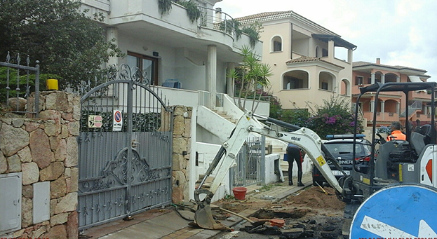 Un colpo di ruspa e sbuca la truffa: scoperta una villa con allaccio abusivo a Olbia