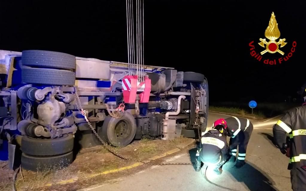 Domusnovas, camion fuori controllo si ribalta sulla Sp 89: ferito il conducente