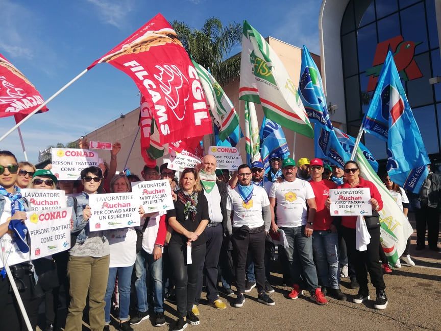 Cagliari, la disperazione dei dipendenti Auchan: “Da febbraio arriva Conad, non vogliamo perdere il lavoro”