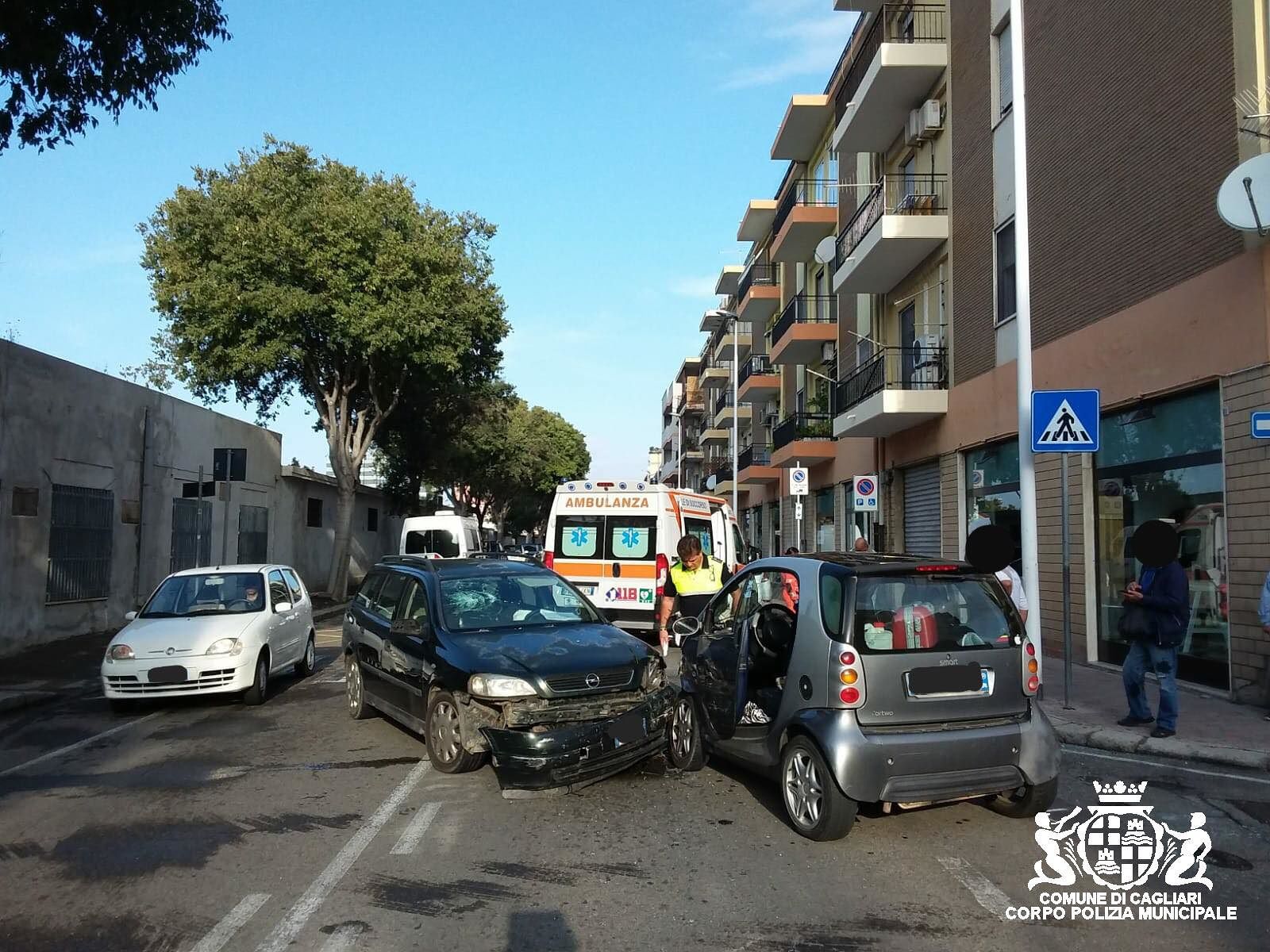 Cagliari, scontro tra auto a Sant’Avendrace: tre feriti all’ospedale