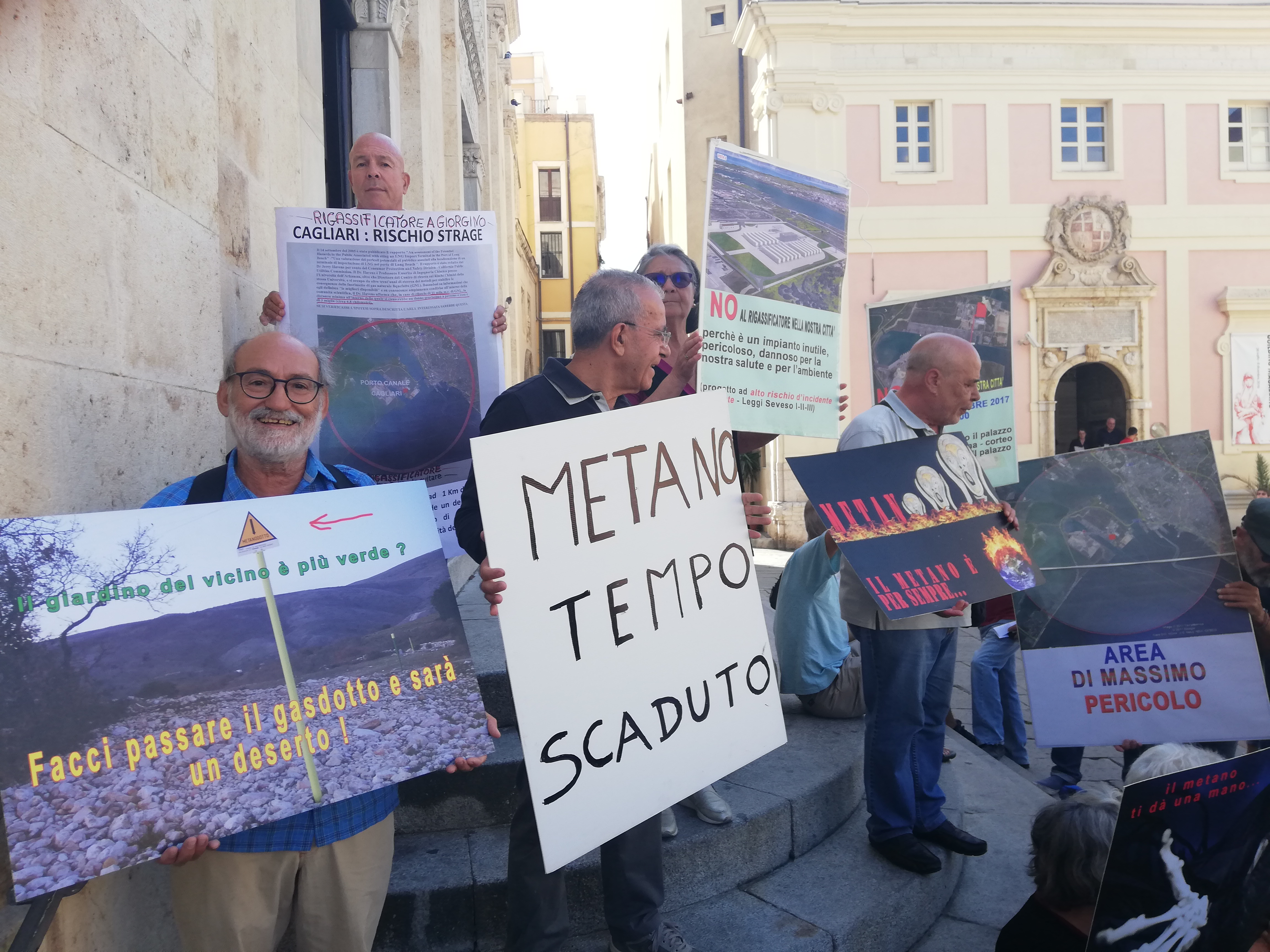 Cagliari, una cinquantina di persone contro Conte: “Non vogliamo il metano”