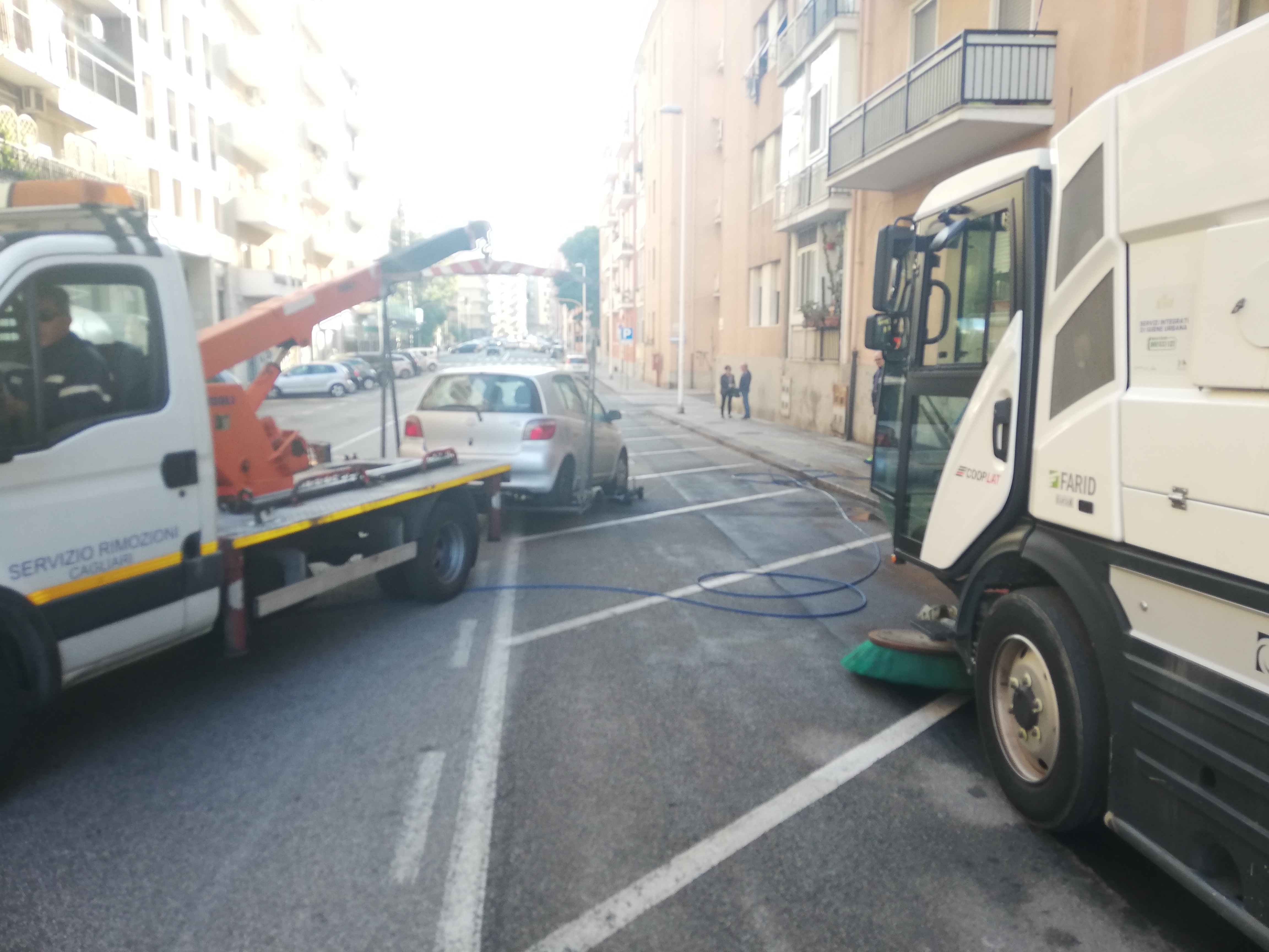 Cagliari, il lavaggio strade “beffa” i cagliaritani: decine di auto portate via a San Benedetto