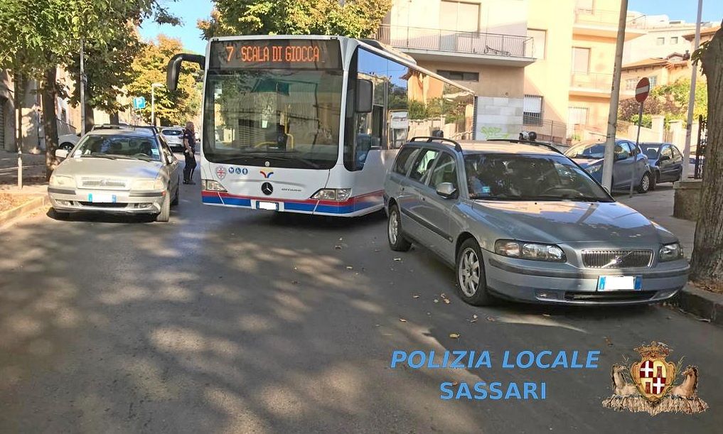 Parcheggiano male e l’autobus si ferma per un’ora, due denunce a Sassari
