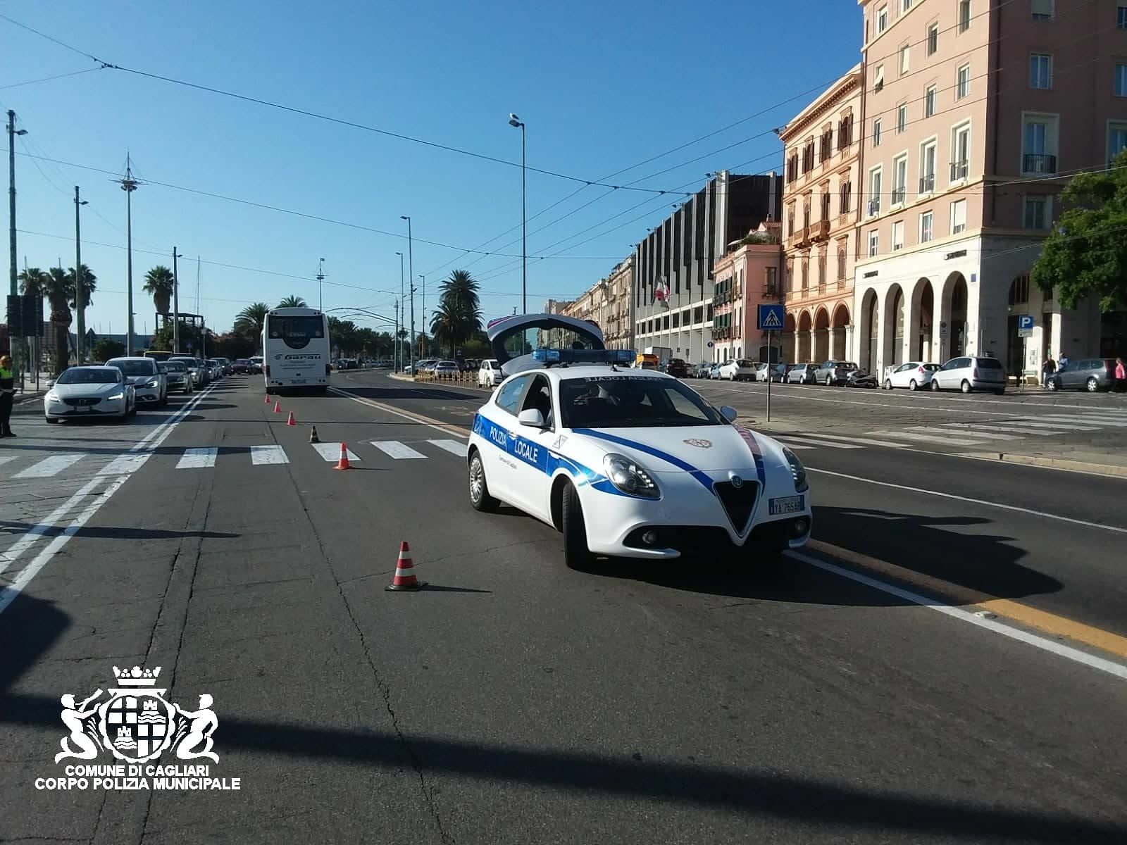 Cagliari, incidente in via Roma: bus travolge un passante sulle strisce pedonali
