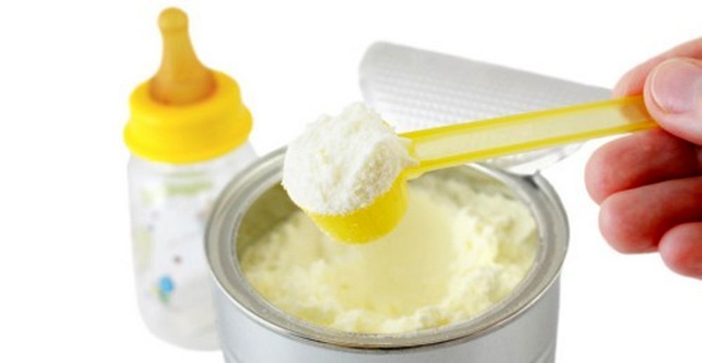 Sostanze pericolose nel latte in polvere per neonati? Foodwatch contro Nestlé e Danone
