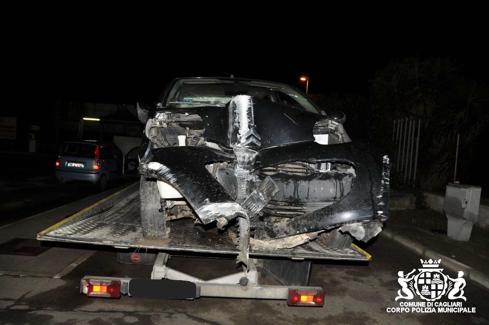 Cagliari, ubriaco alla guida abbatte un palo della luce in viale Marconi