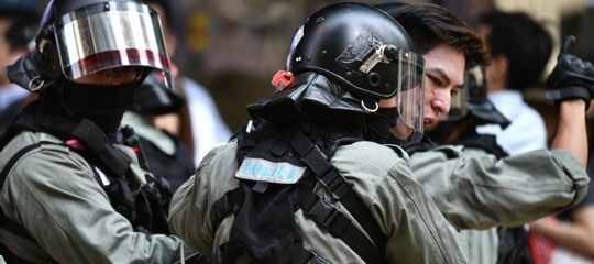 Hong Kong, manifestanti danno fuoco a un uomo