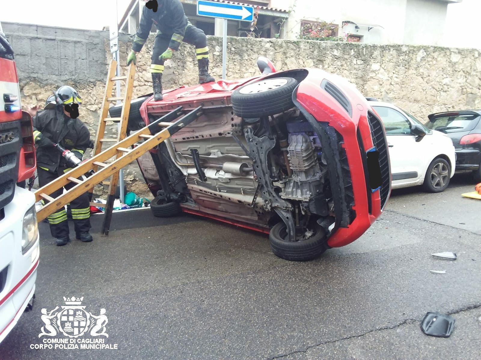 Cagliari, contromano in via Bellavista causa incidente: una donna estratta dalle lamiere