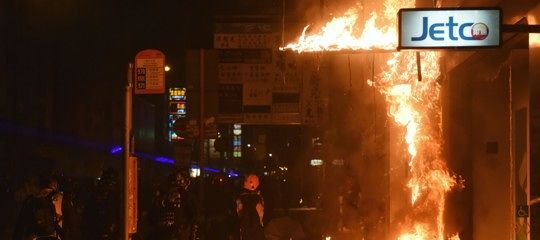 Hong Kong, studenti sotto assedio, ma in mille resistono