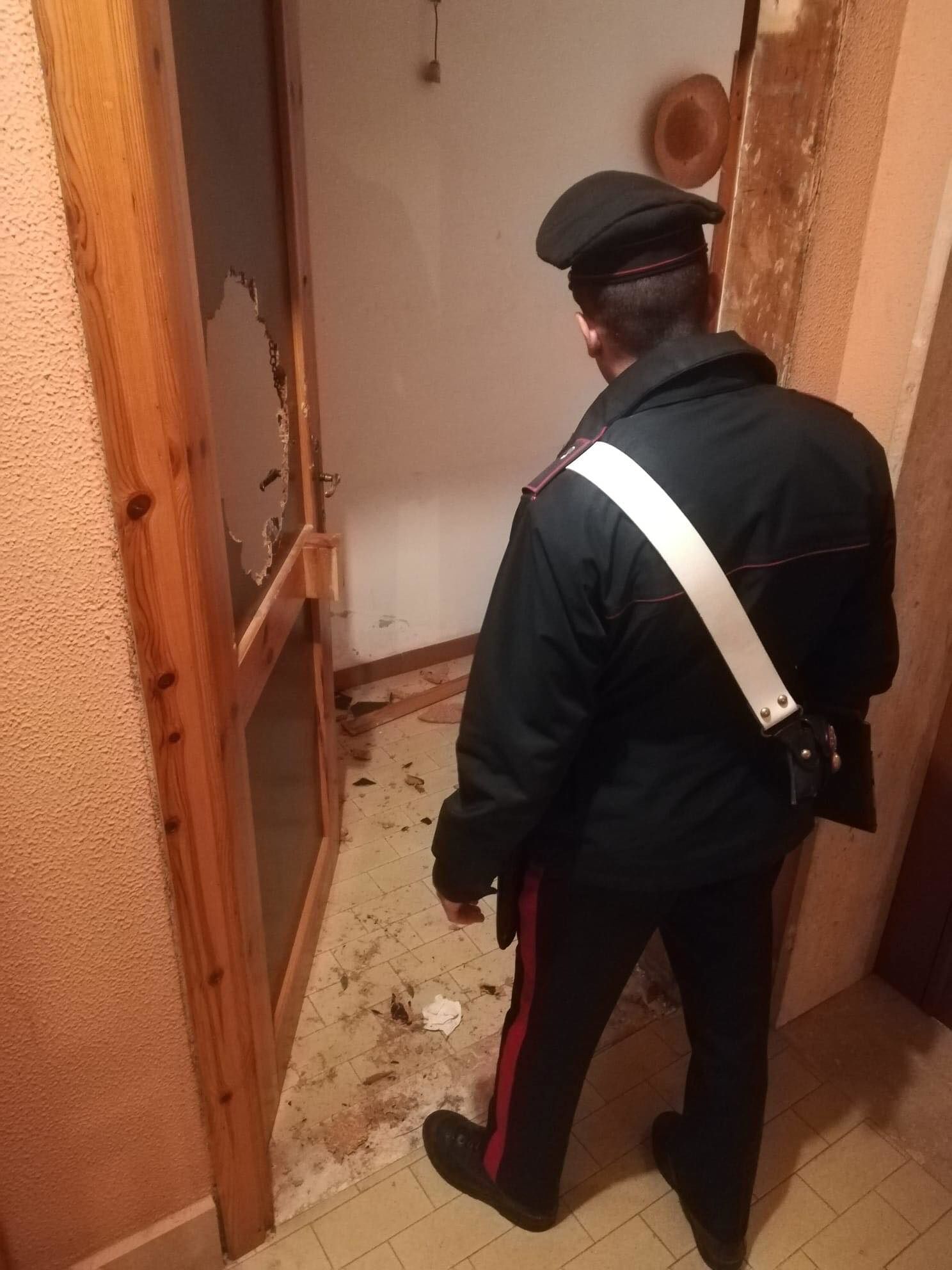 Guspini, distrugge la casa di un conoscente poi va in caserma e si scaglia contro i militari