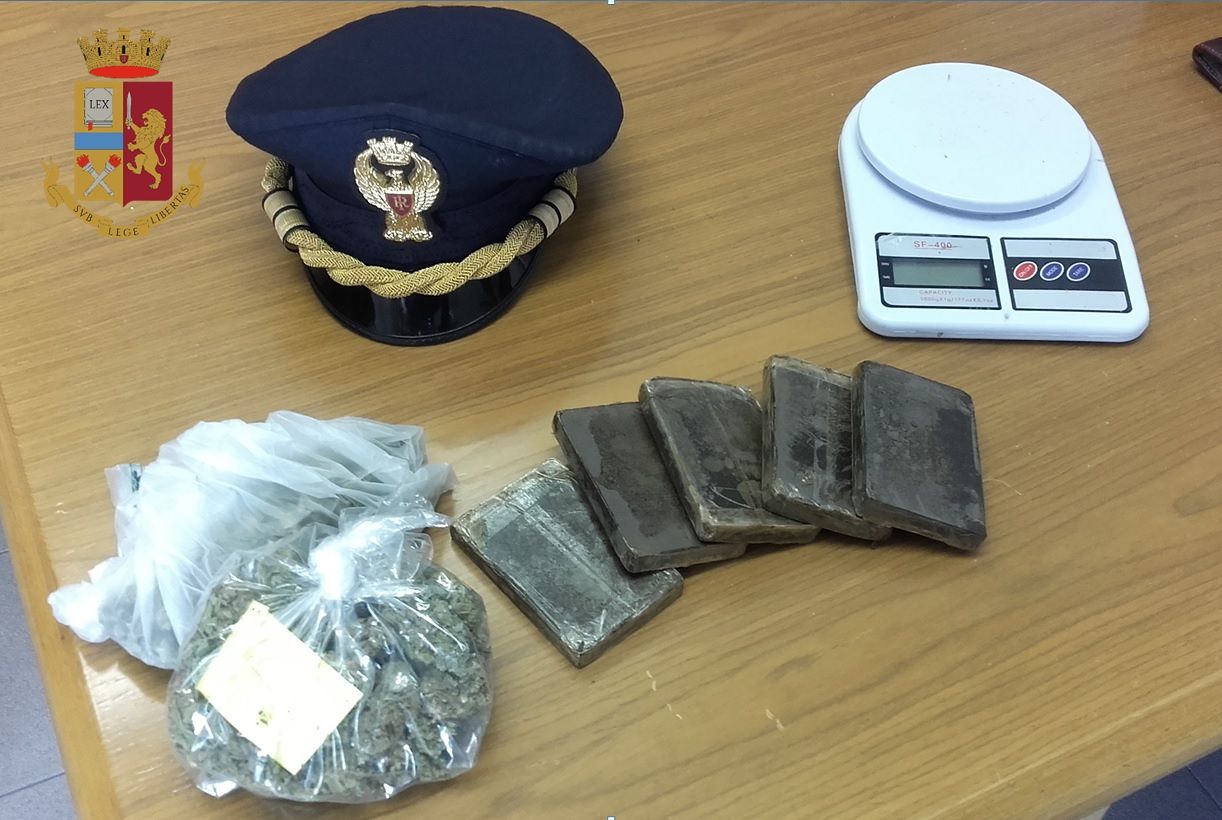 Hashish e marijuana nella rivendita di legname, un uomo in manette a Quartu