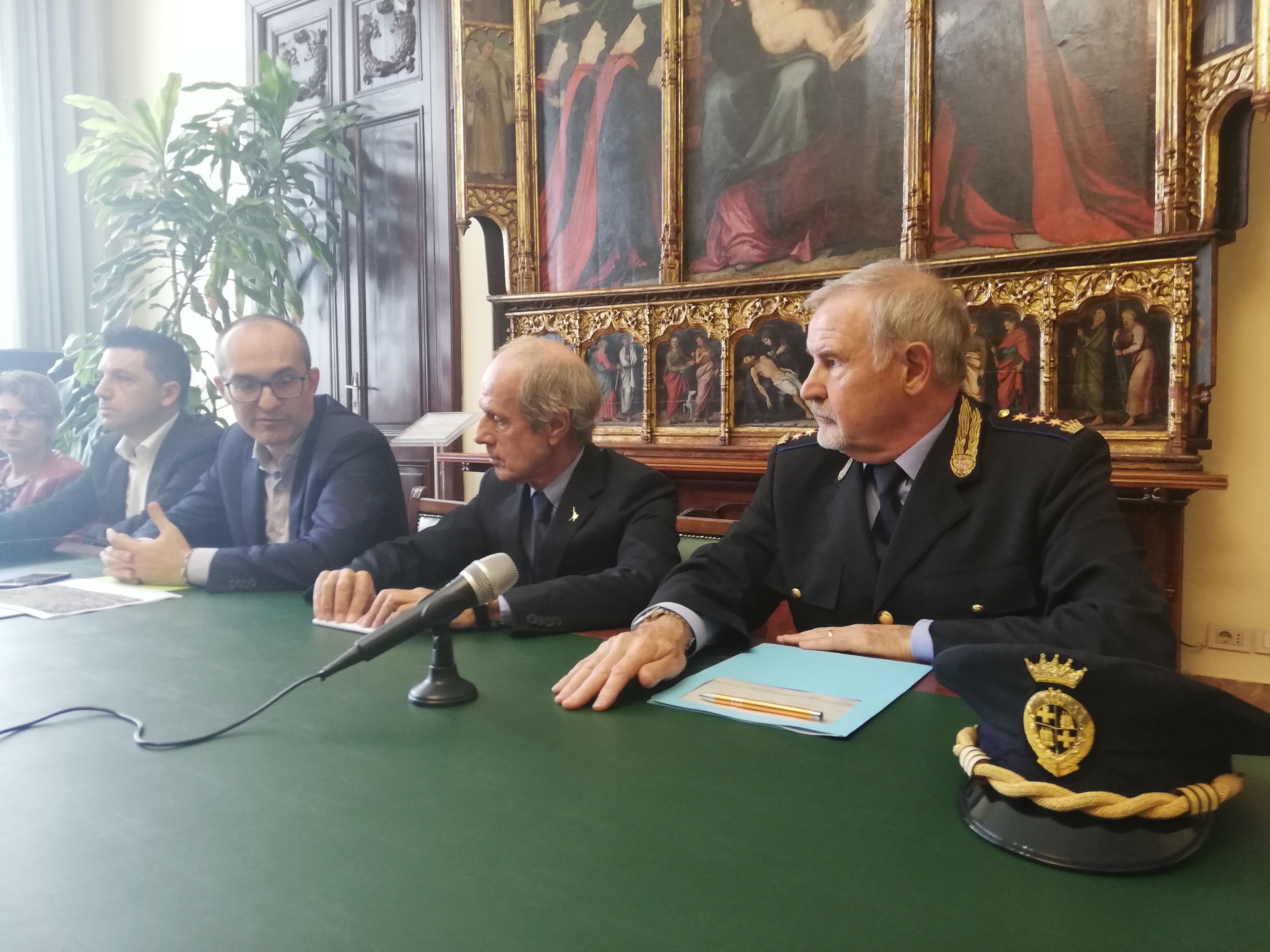 Cagliari, niente alcol in strada alla Marina: minimarket chiusi alle 21 e maxi multe