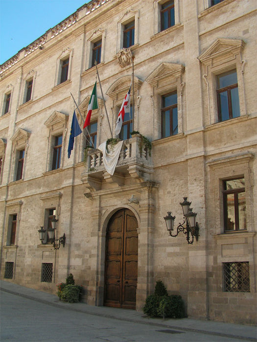 Donna aggredita in pieno centro a Sassari si rifugia dentro il Comune