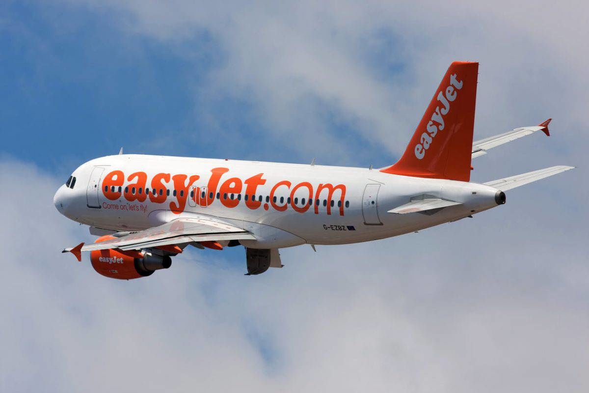 Malore per un passeggero, volo diretto a Cagliari atterra in emergenza a Bologna