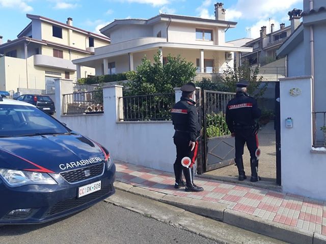 Guspini, due donne Rom rubano gioielli dentro un appartamento: sorprese dalla padrona di casa