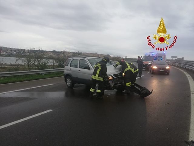 Statale 195, una donna perde il controllo dell’auto e sbatte sul guard rail: vigili del fuoco sul posto