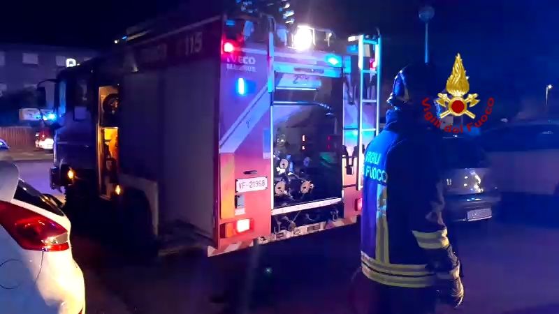 Paura nella notte a Sant’Elia, fiamme nell’ascensore: evacuata una palazzina