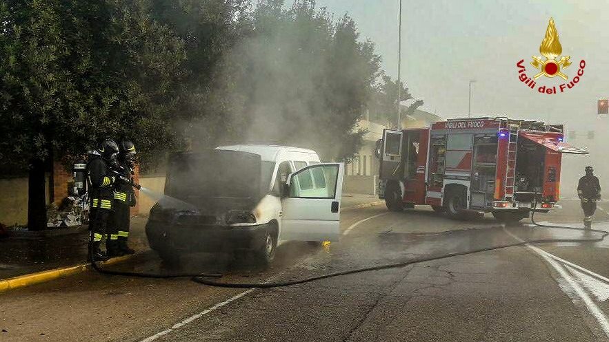 Furgone in fiamme mentre è in transito verso Oristano: intervento dei vigili del fuoco