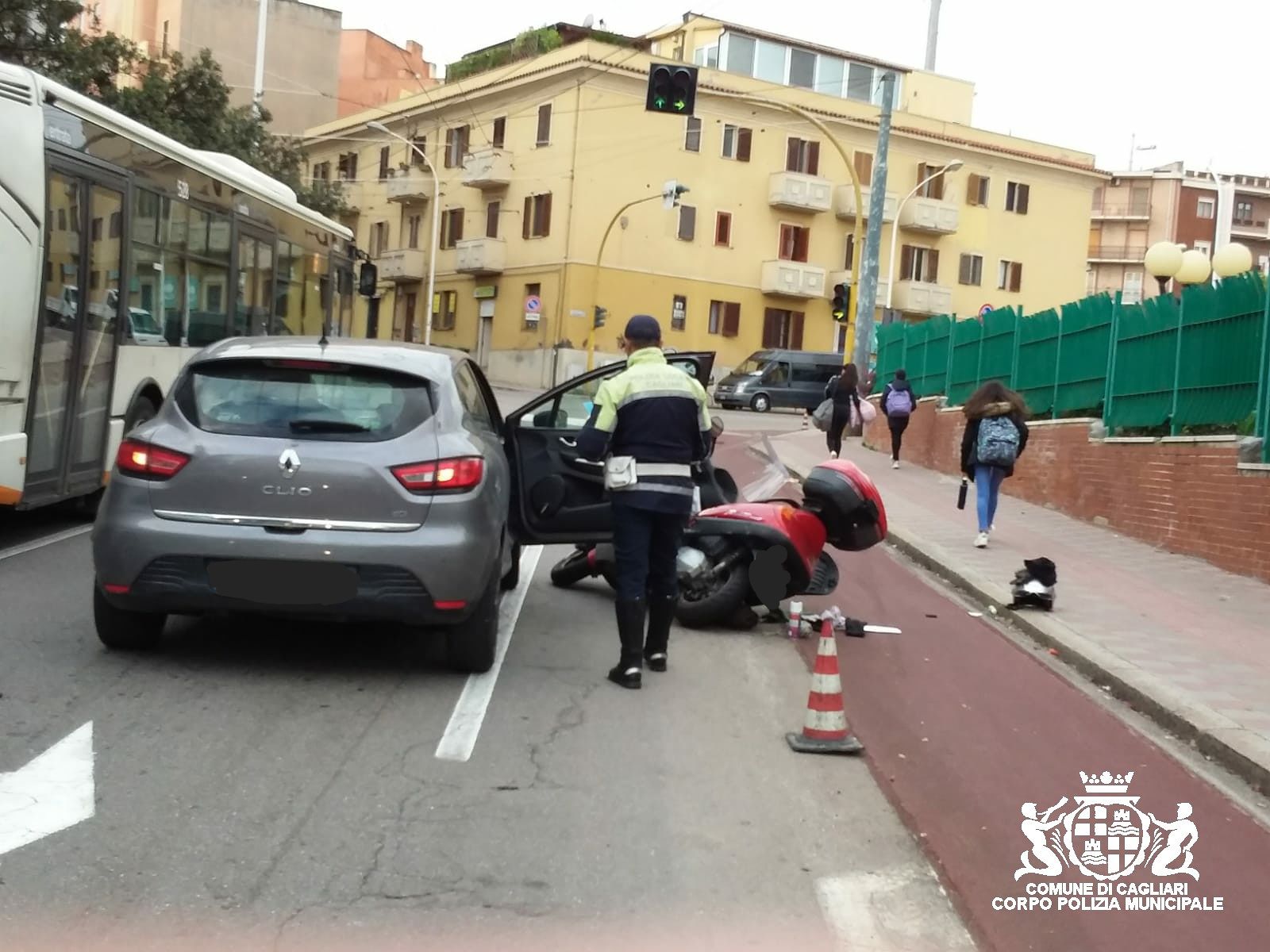 Cagliari, apre di colpo lo sportello e colpisce uno scooter: ferito un 60enne