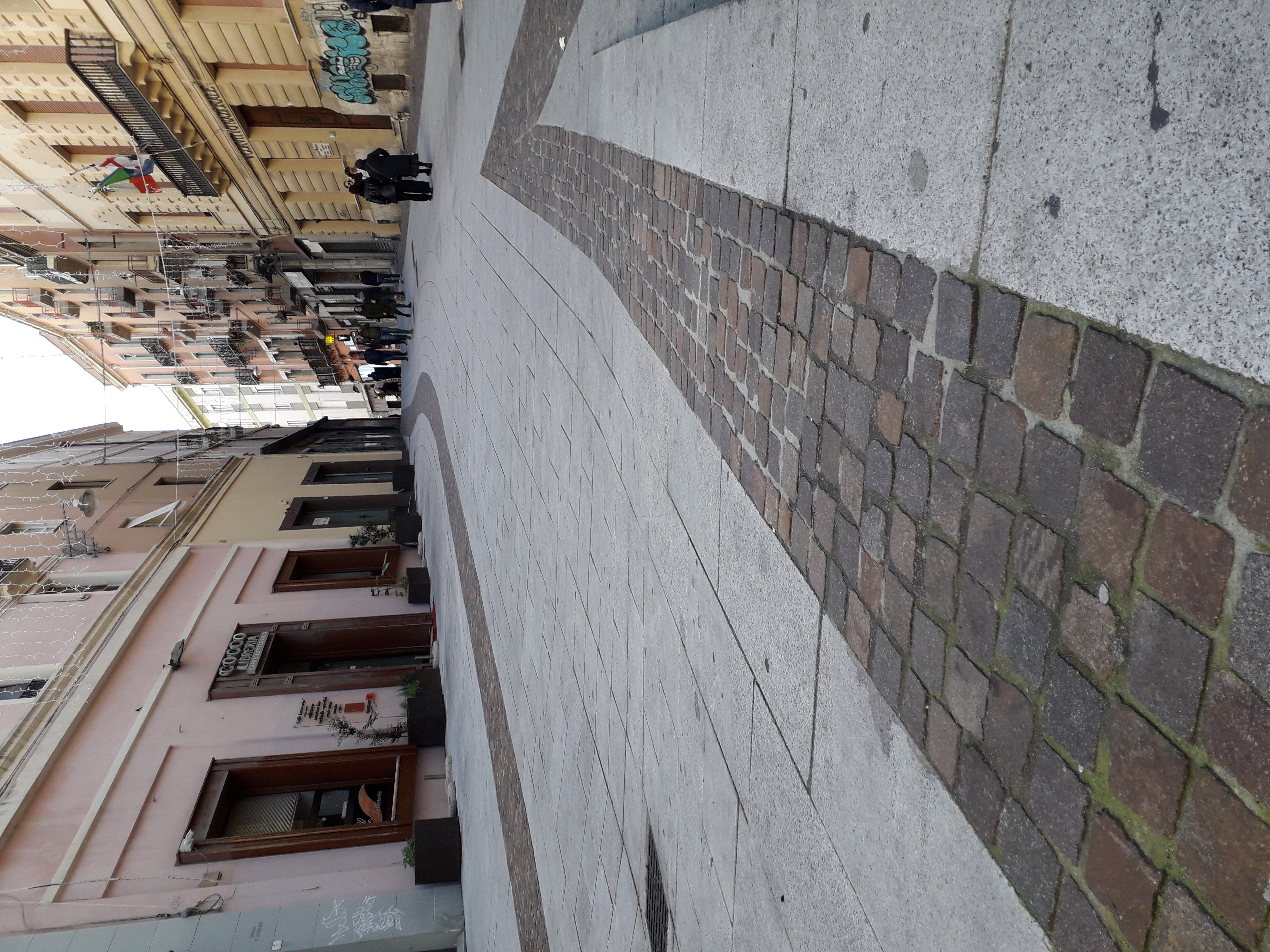 Santo Stefano a Cagliari in via Manno: che bello passeggiare, per una volta, senza tavolini in strada…
