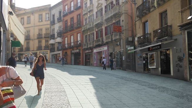 “Sì all ritorno delle auto in via Manno a Cagliari, alle 8 la strada è deserta: però vogliamo i dissuasori”
