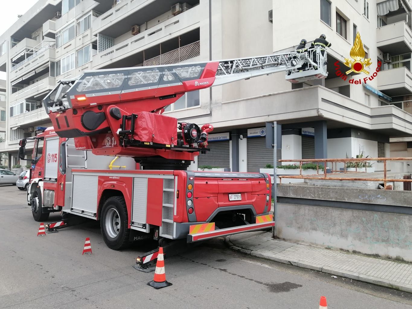 Caduta di calcinacci da una palazzina a Quartu, intervento dei vigili del fuoco