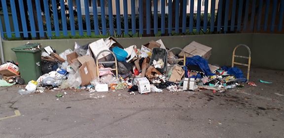 Pirri, cumuli di spazzatura abbandonati vicino all’ingresso dell’asilo: “Una vergogna”