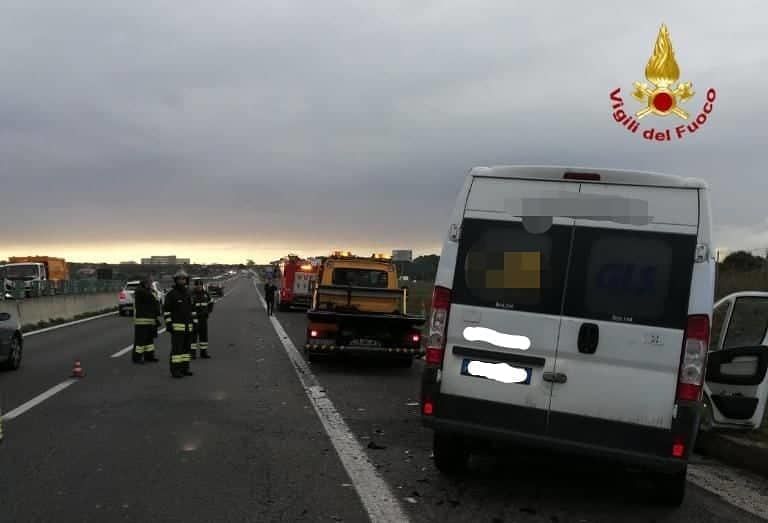 Schianto sulla 131, furgone contro trattore: la vittima è un 48enne di Cagliari