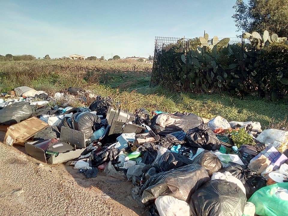 Incivili scatenati a Selargius: “Discarica a cielo aperto tra ruote e buste con carne e ossa”