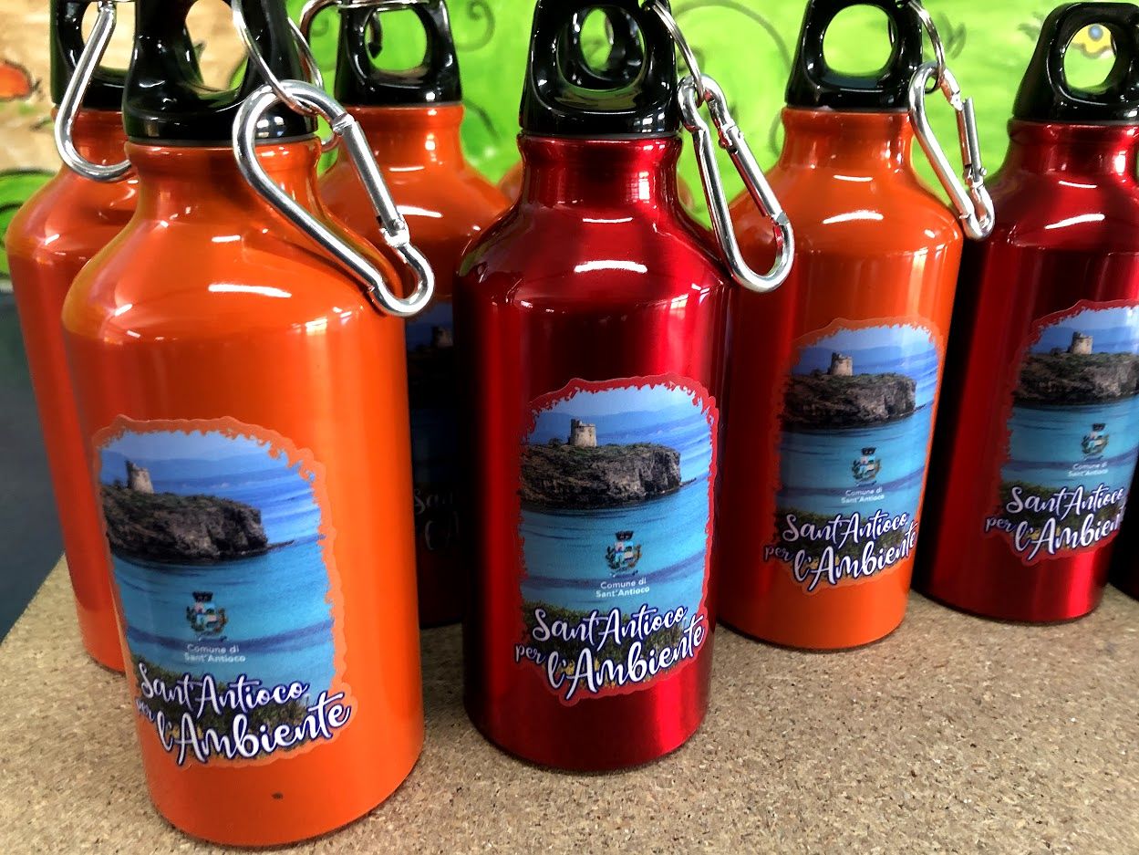 Avanti con il progetto“Plastic Free”: borracce in alluminio per gli studenti di Sant’Antioco