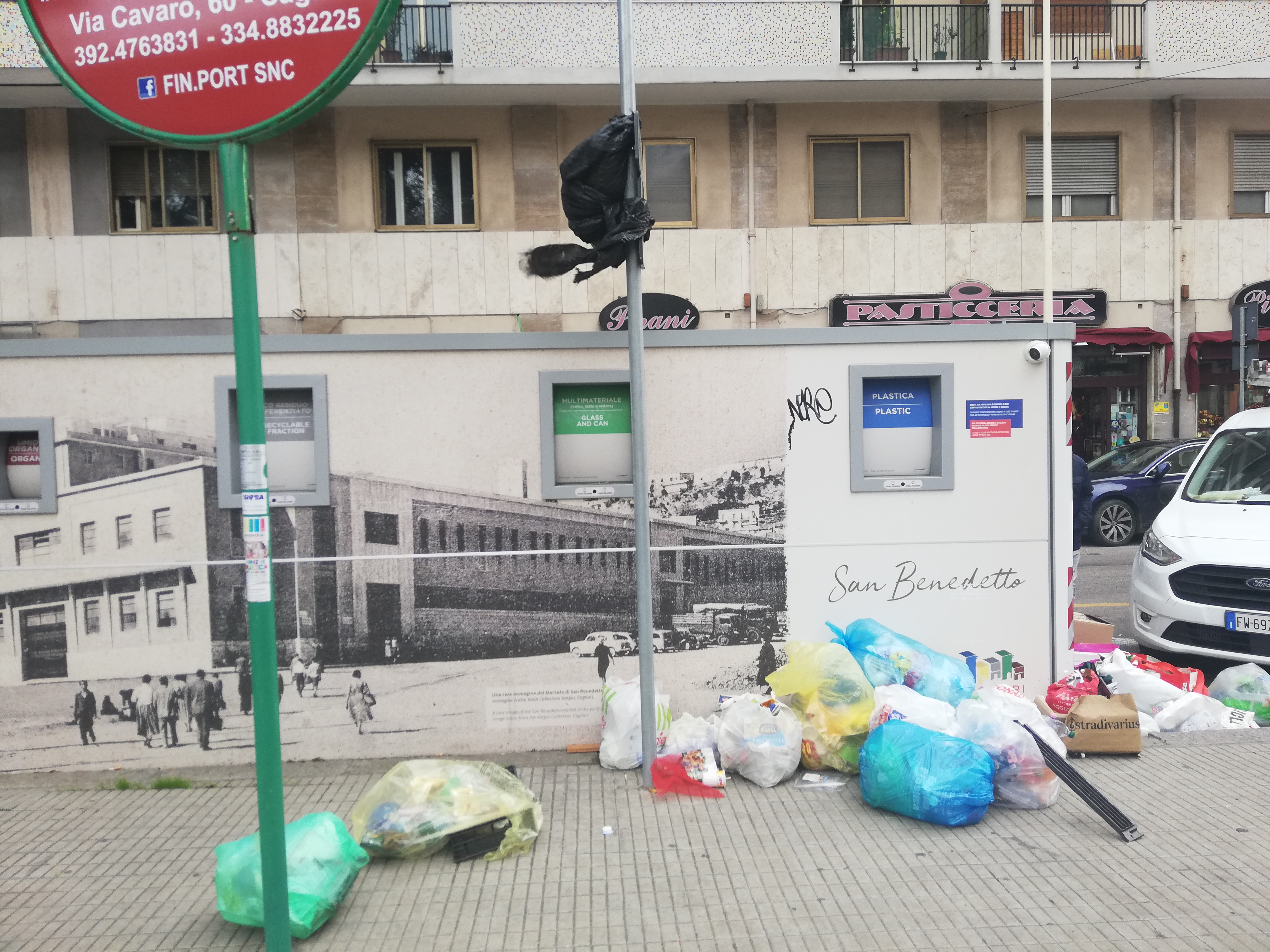 Cagliari, gli incivili colpiscono ancora: rifiuti ammassati attorno all’isola ecologica