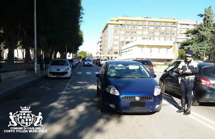 Cagliari, 84enne alla guida di una Punto investe una donna sulle strisce: portata via in ambulanza