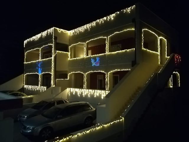 Cagliari, la bellissima casa illuminata al Quartiere Europeo: il Natale con le super luminarie