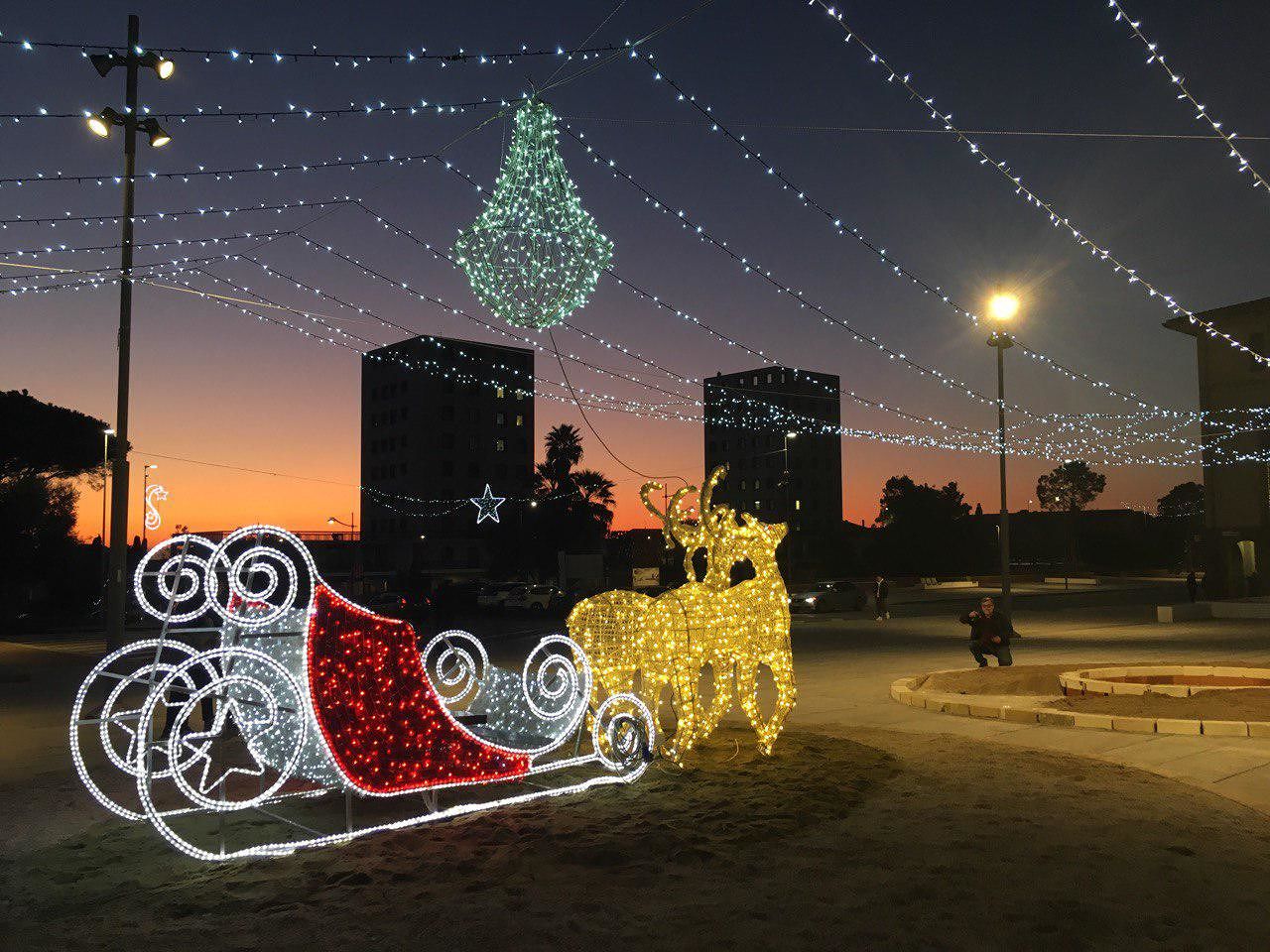 Carbonia, tutti pazzi per la slitta con le renne in piazza Roma:Natale speciale per i bambini