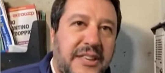 Facebook rimuove il video della citofonata di Salvini per “incitamento all’odio”