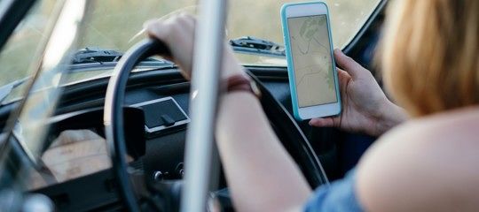 Maxi multe e ritiro della patente per chi usa lo smartphone alla guida: ecco tutte le possibili novità