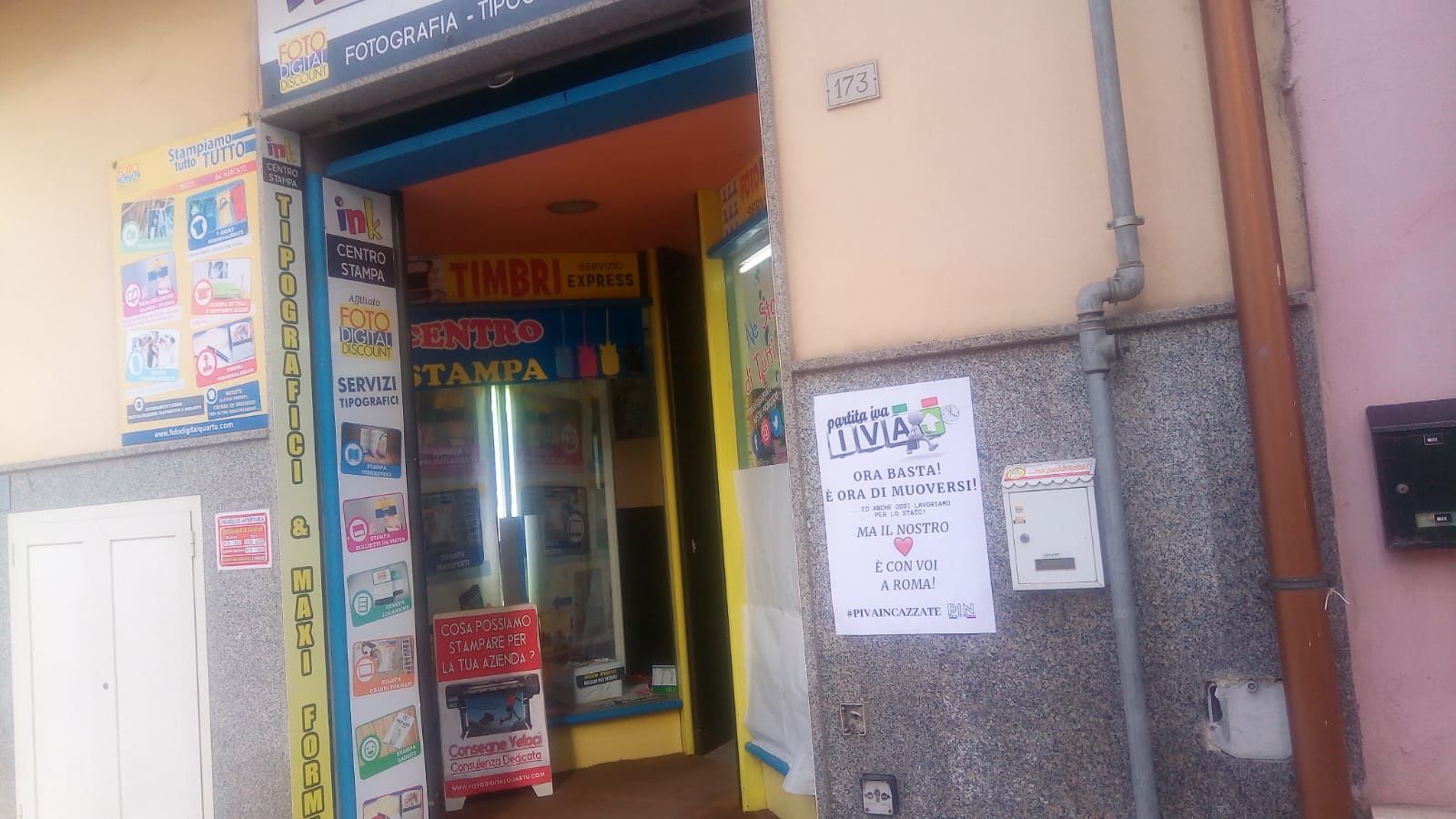 Quartu, infuria la protesta delle partite iva: stasera serrande abbassate