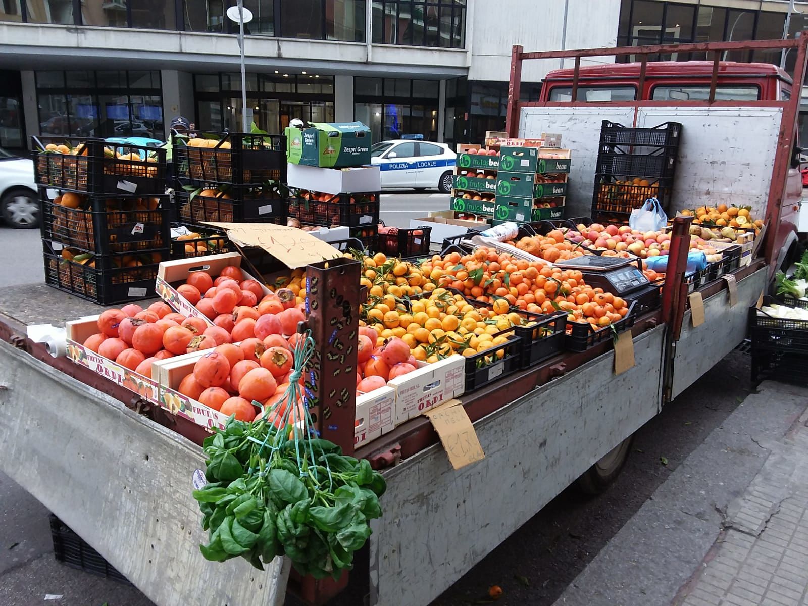 Cagliari, municipale e finanza contro gli abusivi: frutta e verdura sequestrate e distrutte