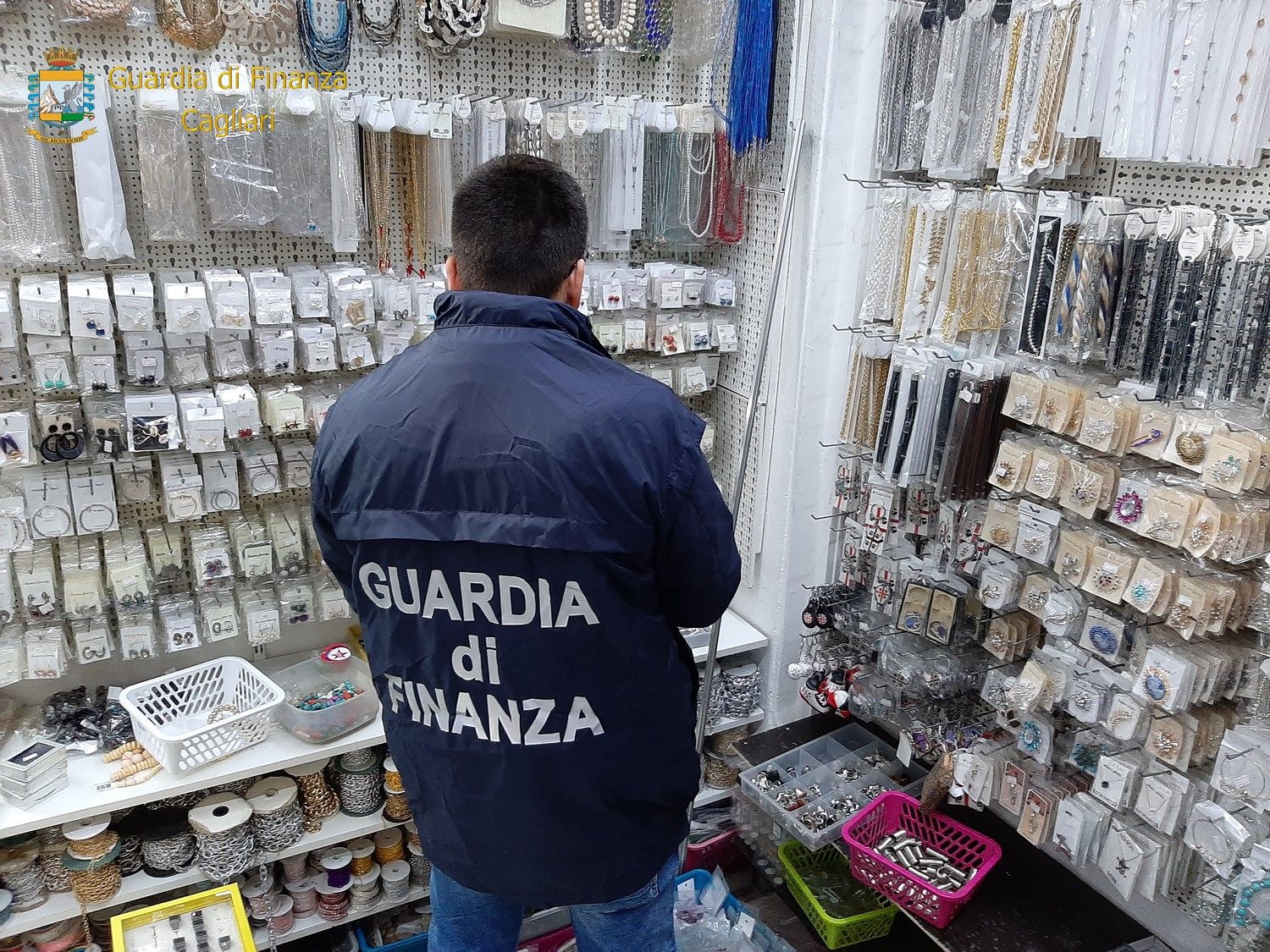 Accessori moda, fermagli per capelli, bracciali, piercing: sequestrati 674mila prodotti a Cagliari, maxi multe