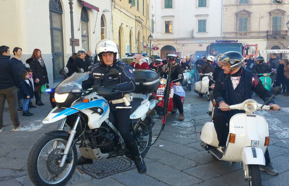 Sassari, polizia locale e associazione Vespa club con la Befana in piazza d’Italia