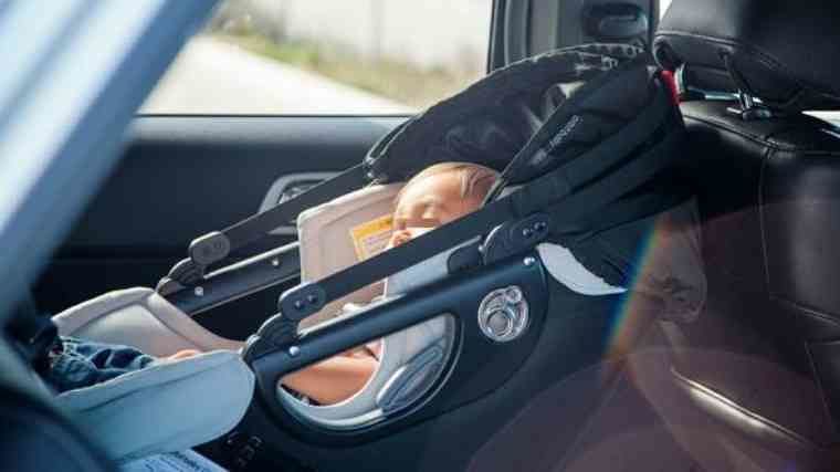 Lo zio la lascia in auto per ore dentro uno zaino: muore una bimba di 10 mesi