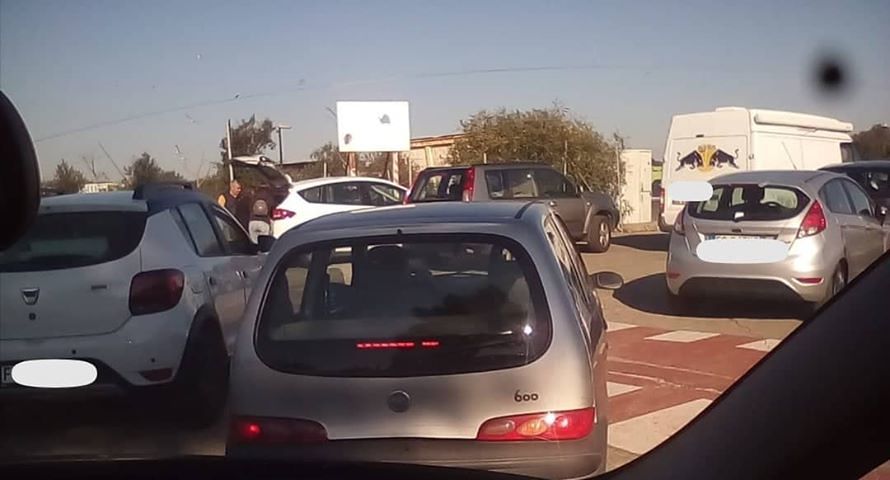 Assemini, rabbia all’ecocentro comunale: lunghe code e i cittadini portano i sacchetti a mano