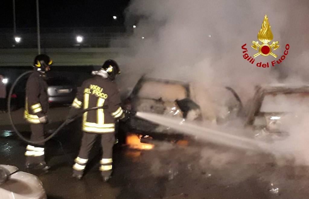 Cagliari, fiamme nella notte a Sant’Elia: distrutte due auto in sosta