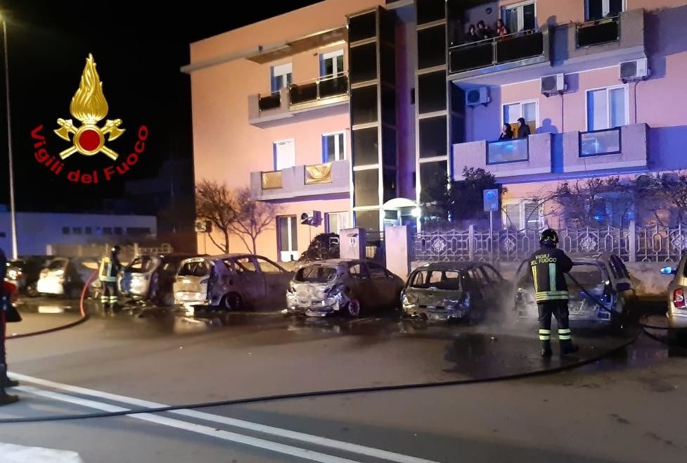 Cagliari, fiamme nella notte al Poetto: distrutte otto auto in sosta in via Montecristo