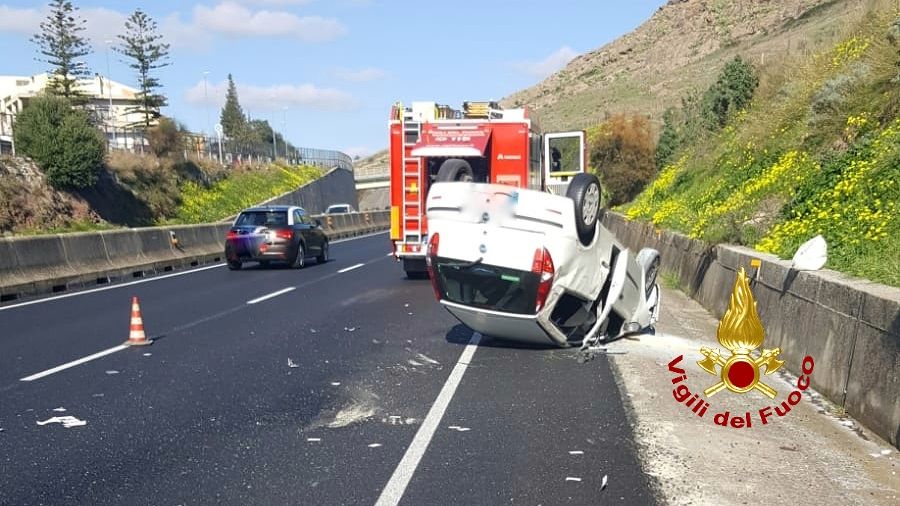 Monastir, auto si ribalta paurosamente sulla131: conducente in ospedale