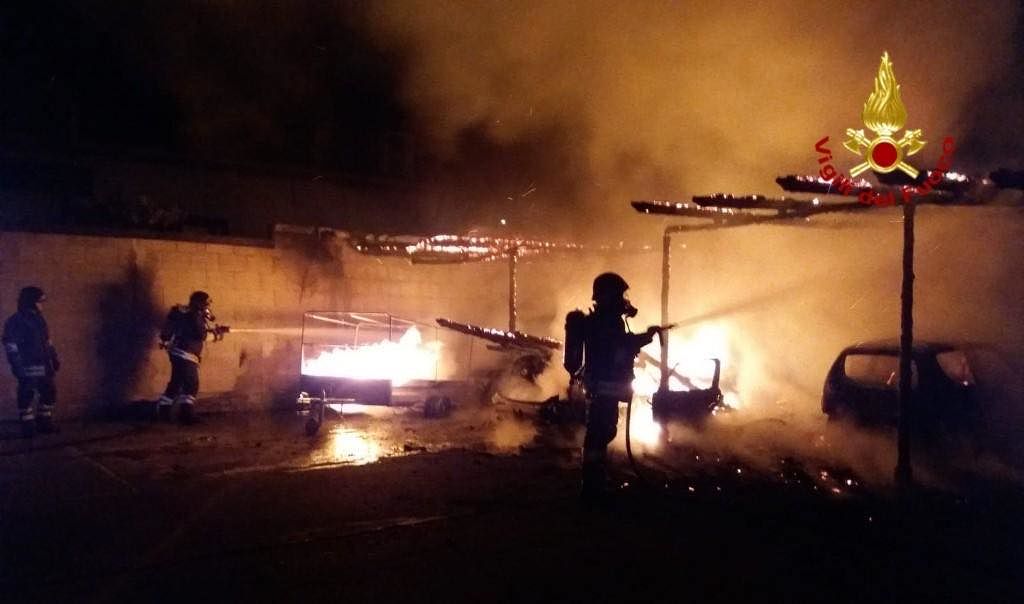 Assemini, quattro auto in fiamme nella notte in un cortile condominiale