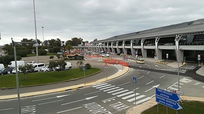 Allarme bomba all’aeroporto di Elmas, artificieri in azione nei parcheggi