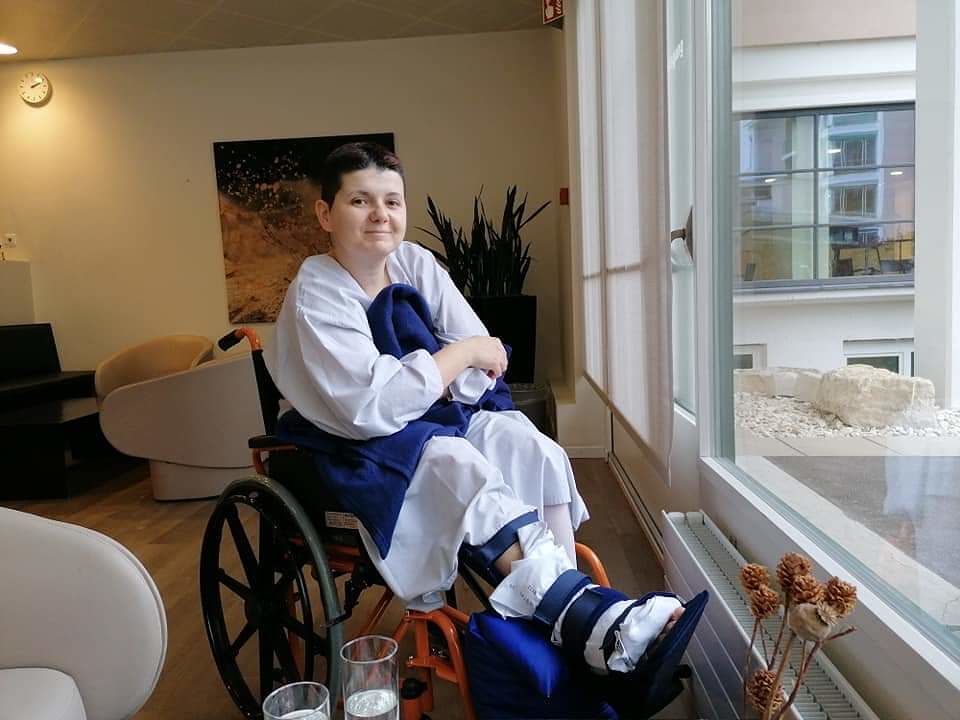 Cagliari, la gioia di Ilaria: “Grazie ai medici svizzeri potrò tornare a camminare”